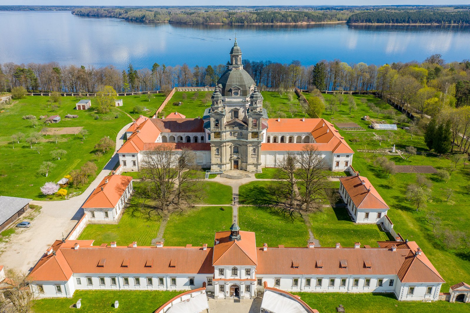 Pažaislio vienuolynas: baroko perlas Kauno marių pakrantėje