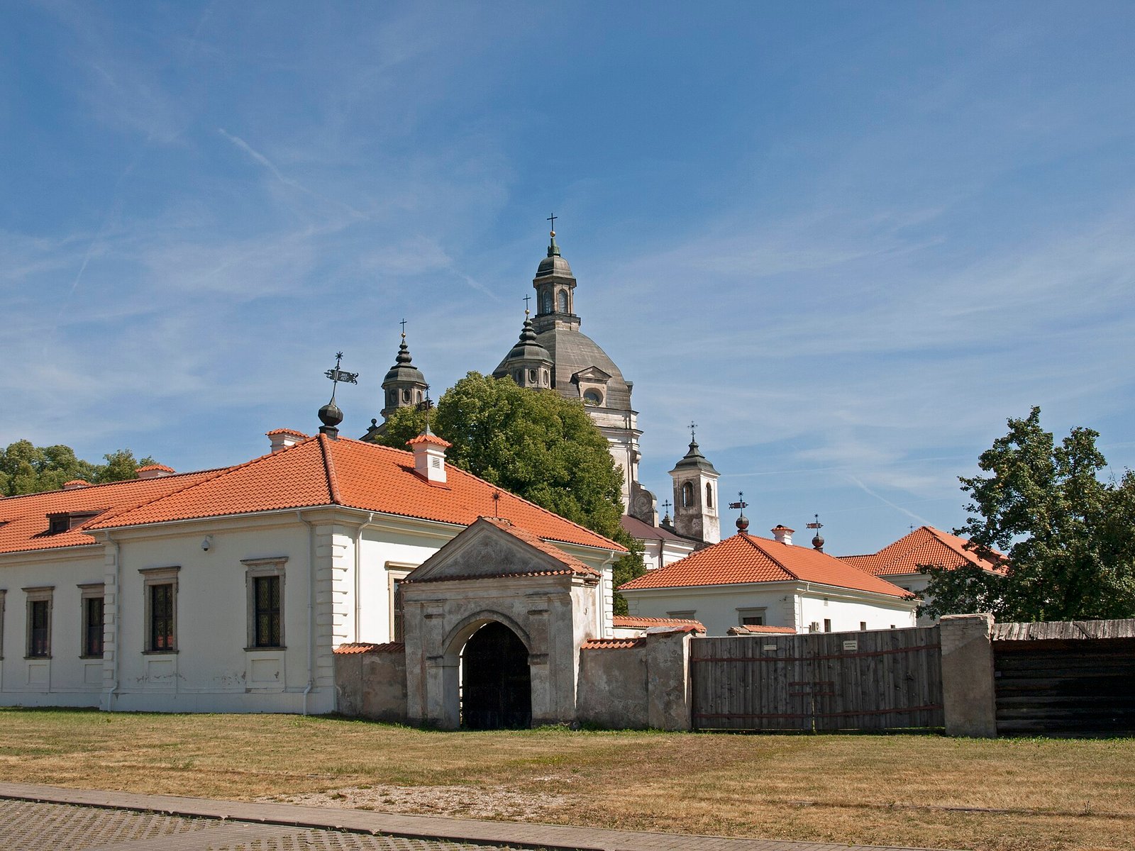 Pažaislio vienuolynas: baroko perlas Kauno marių pakrantėje