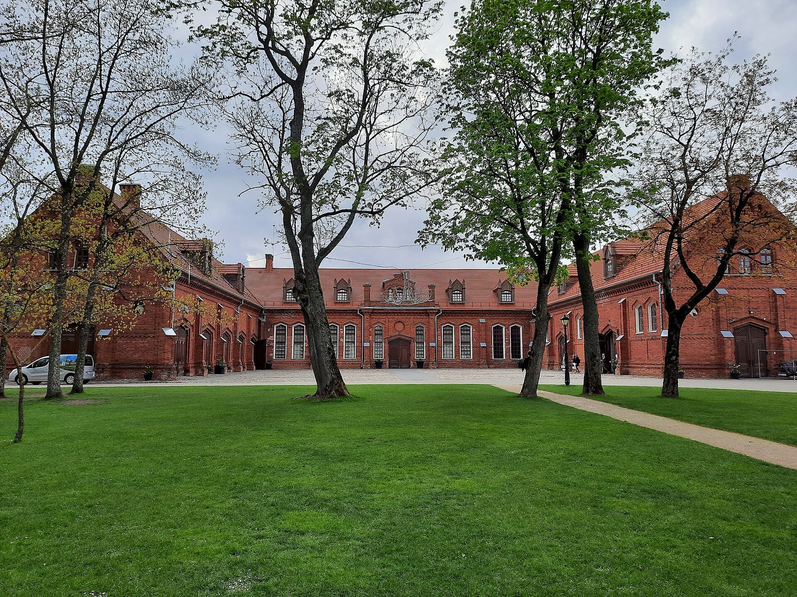 Raudondvaris: raudonų plytų dvaras prie Kauno